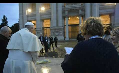 Preghiera dei fedeli sul papa